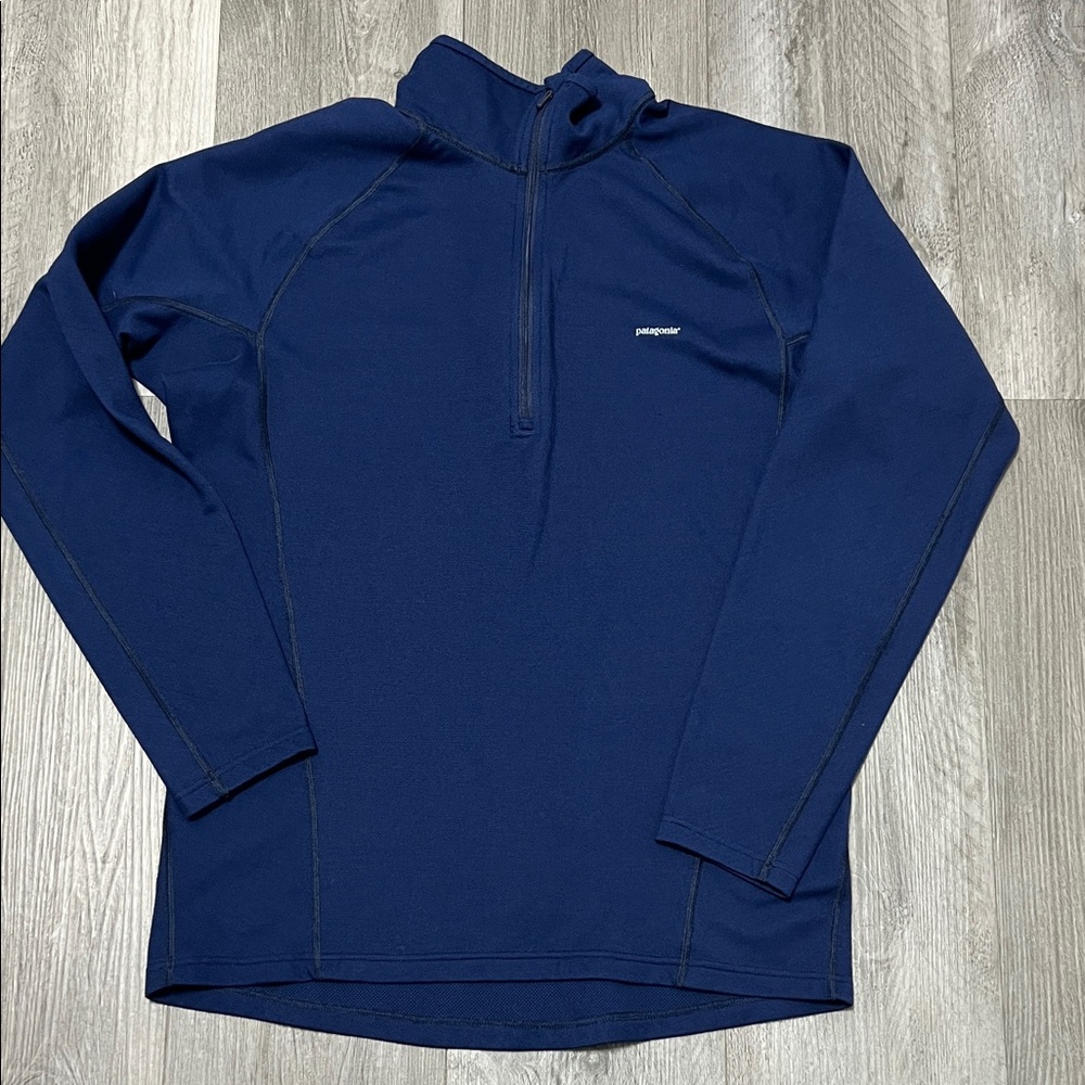 Patagonia woman’s quarter zip long sleeve pull over. Navy blue / size M